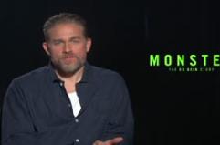 Charlie Hunnam e' Ed Gein nella serie Netflix "Monster"