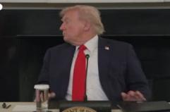 Gaza, il momento in cui Rubio consegna a Trump un biglietto sull'accordo di tregua