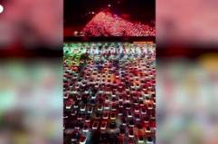 Chilometri di veicoli in coda al casello autostradale piu' grande della Cina
