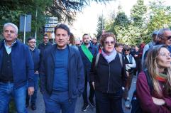 Conte, la bandiera blu dell'Europa si è tinta di verde militare