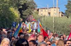 Il popolo della pace in marcia, folla e bandiere alla PerugiAssisi