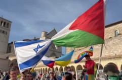 Bandiera della Palestina e Israele unite, la conclusione della Marcia della pace Assisi