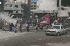 A Khan Yunis camion di aiuti presi d'assalto dai palestinesi, mentre il cessate il fuoco regge