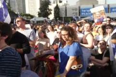 A Tel Aviv lacrime e applausi per la liberazione dei primi ostaggi