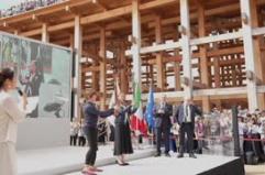Si chiude l'Expo al Padiglione Italia, le torce olimpiche consegnate a Kostner e Caironi