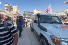 Gaza, autobus carichi di palestinesi liberati da Israele arrivano a Khan Yunis