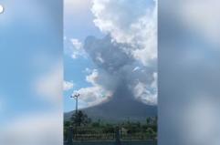 Indonesia, l'eruzione del Lewotobi Laki-Laki in timelapse