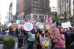 "Non vogliamo re", corteo anti-Trump a New York
