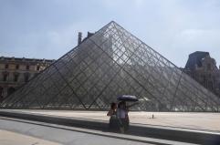 Ritrovato fuori dal Louvre un gioiello rubato