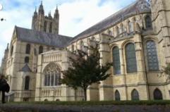 Graffiti con domande a Dio nella cattedrale di Canterbury, polemiche in Inghilterra