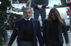 Sarkozy mano nella mano con la moglie Carla Bruni fino al carcere