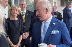Re Carlo visita il Collegio Pontificio Beda, ultima tappa a Roma