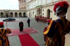 Reali britannici in Vaticano, il Papa e re Carlo III si scambiano i doni