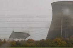 Germania, demolite le torri camino di una centrale nucleare dismessa Germania, demolite le torri camino di una centrale nucleare dismessa