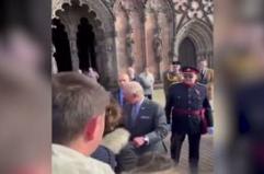 Re Carlo contestato sul caso Epstein: "Da quanto lo sapevate?"