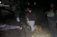 Raid russo su Zaporizhzhia, soccorritori al lavoro tra le macerie