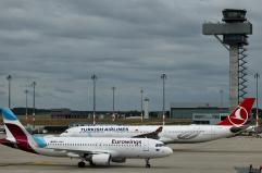 Allarme droni all'aeroporto di Berlino, voli sospesi per due ore Allarme droni all'aeroporto di Berlino, voli sospesi per due ore