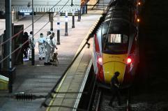 Attacco su treno in Gb, polizia esclude per ora terrorismo