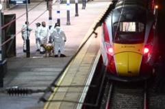 Assalto a un treno nel Regno Unito: accoltellati 10 passeggeri, 9 gravi