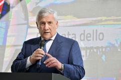 Farnesina, Mosca piombata in un abisso di volgarità