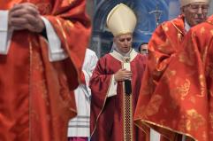 Papa Leone in preghiera sulla tomba di Francesco