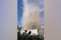 Polvere e detriti, il momento del crollo di parte della Torre dei Conti a Roma