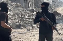 Gaza City, giovani militanti di Hamas presidiano l'area presso la linea gialla