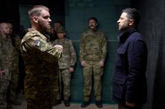 Il presidente ucraino Zelensky visita le truppe nel Donetsk