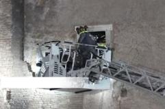 Crollo della torre ai Fori: estratto vivo l'operaio, e' morto in ospedale