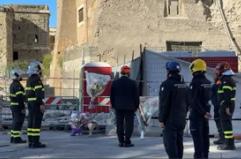 Roma, Gualtieri depone un mazzo di fiori ai piedi della Torre dei Conti