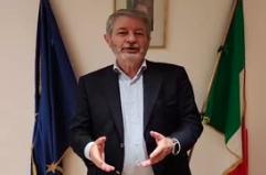 Firmato il contratto scuola, aumenti medi di 150 euro, per un totale di 4,1 miliardi