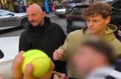 Torino, Sinner esce dal Principi di Piemonte: autografi e selfie con i fan