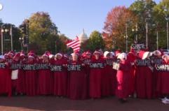 Protesta a Washington, manifestanti con mantelli rossi ispirati a 'The Handmaid's Tale'