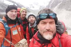 Alpinisti dispersi in Nepal, gli sherpa cercano ancora