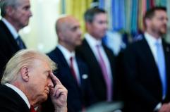 'Trump si appisola durante un evento', ironia dei dem sul web