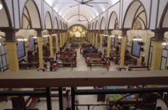 Filippine, la gente si rifugia in una chiesa prima dell'arrivo del tifone Fung-Wong