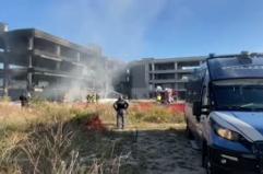 Incendio in un edificio occupato a Roma, ferito un uomo