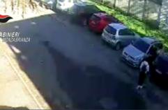 Benzina sul volto della moglie, 46enne arrestato nel Milanese