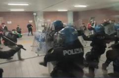 No Meloni day a Torino, scontri con la polizia alla Citta' metropolitana