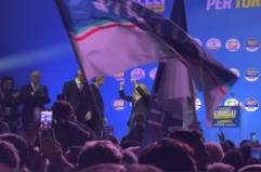 Campania, Meloni chiude il comizio e partecipa al coro "chi non salta comunista e'"