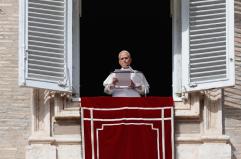 Il Papa, "dolore per attacchi in Ucraina, serve pace giusta"