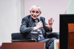 Zuppi, parrocchie aperte a tutti, no ad accessi limitati