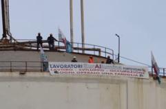 Eurallumina, operai a 40 metri su un silo: "Il Mimit ci convochi"