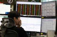 Borsa: l'Asia chiude in forte calo, pesa la tecnologia