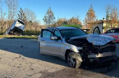 ++ Bus con studenti nel fosso dopo lo scontro con un'auto ++