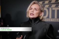Sharon Stone sul tappeto rosso del gala 'We Do It Together'