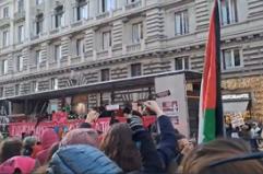 Roma, corteo contro la violenza di genere: "Sabotiamo guerre e patriarcato"