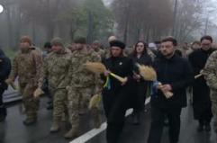 Zelensky rende omaggio alle vittime della carestia dell'Holodomor