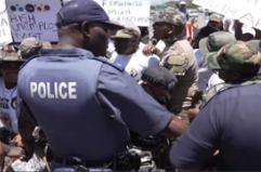 G20 a Johannesburg, manifestanti respinti dalla polizia