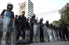 Pakistan, attacco e attentato suicida a comando polizia Peshawar